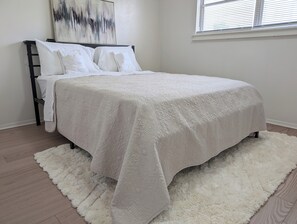 3 habitaciones, escritorio y tabla de planchar con plancha 