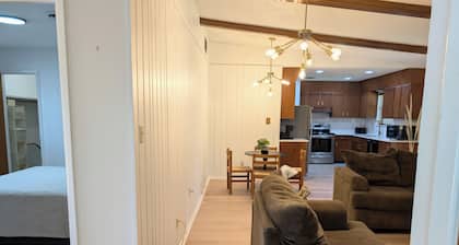 Charming Clovis Retreat: Central Location, Modern Amenities, Cozy Style