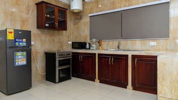 Deluxe Apartment, Courtyard View | Private kitchen | Full-size fridge, microwave, electric kettle, freezer