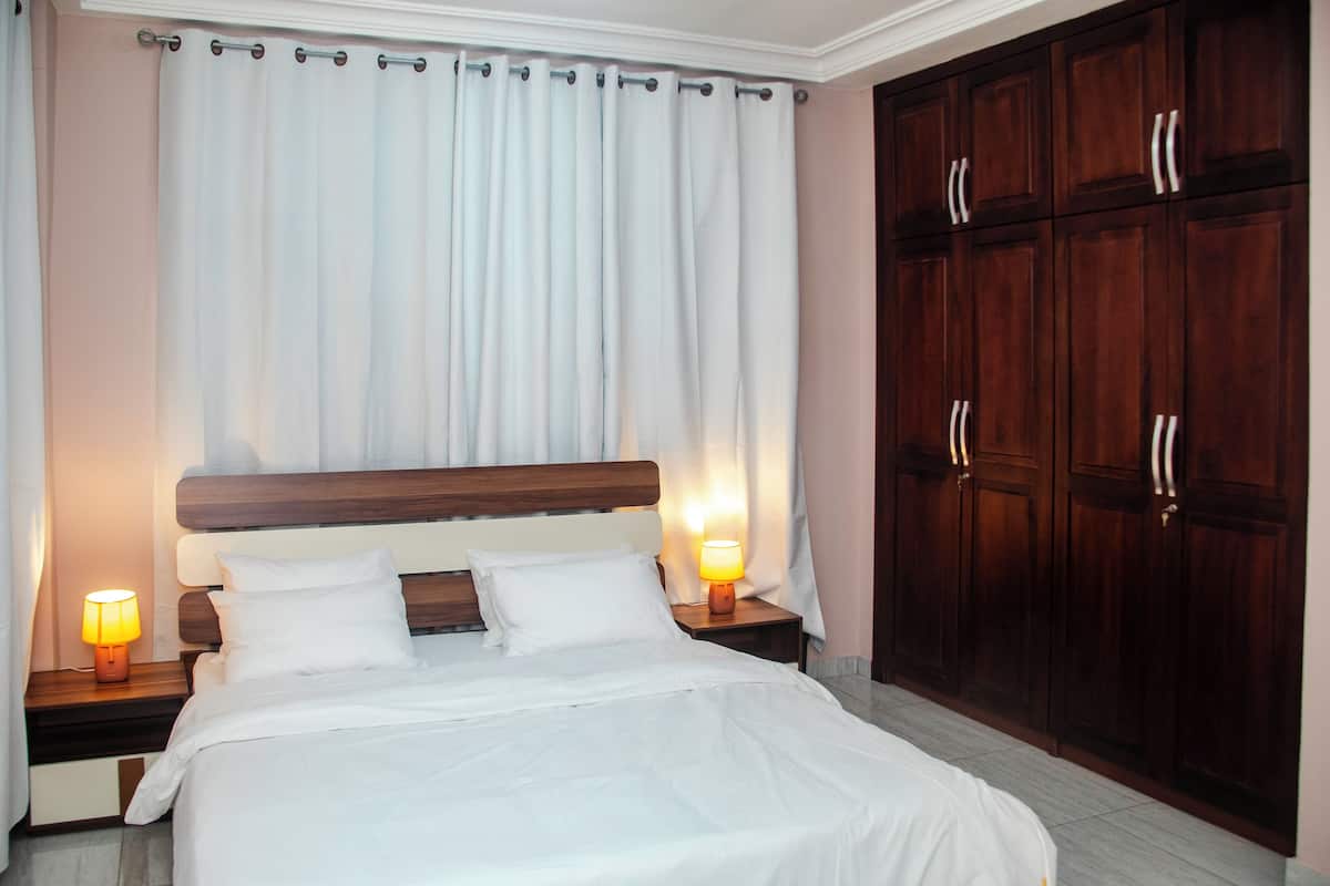 2 phòng ngủ, bộ đồ giường cao cấp, nệm có lớp đệm bông, minibar