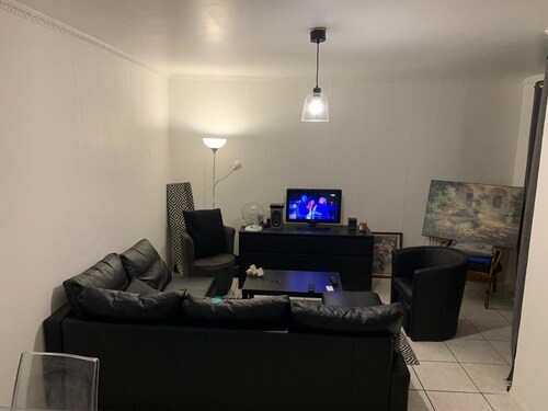 Grand studio avec jardin
A 10 minutes du  centre com.: LE SPOT et du RER D 
