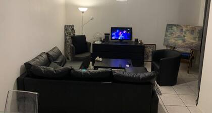 Grand studio avec jardin
A 10 minutes du centre com.: LE SPOT et du RER D