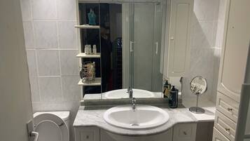 Douche, sĂšche-cheveux, serviettes fournies, savon