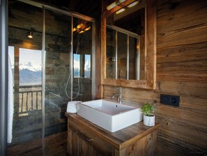 シャワー、ヘアドライヤー、タオル