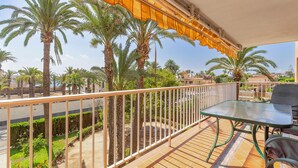 A balcony with a view of palm trees and a tiled floor. - Awesome apartment in Torrevieja with WiFi (Torrevieja)