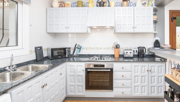 Fridge, microwave, oven, dishwasher - Villa Kernow - comfortable 3 bedroom villa (Moraira)