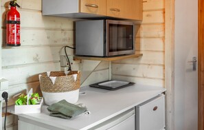 Geladeira, cooktop, cafeteira/chaleira