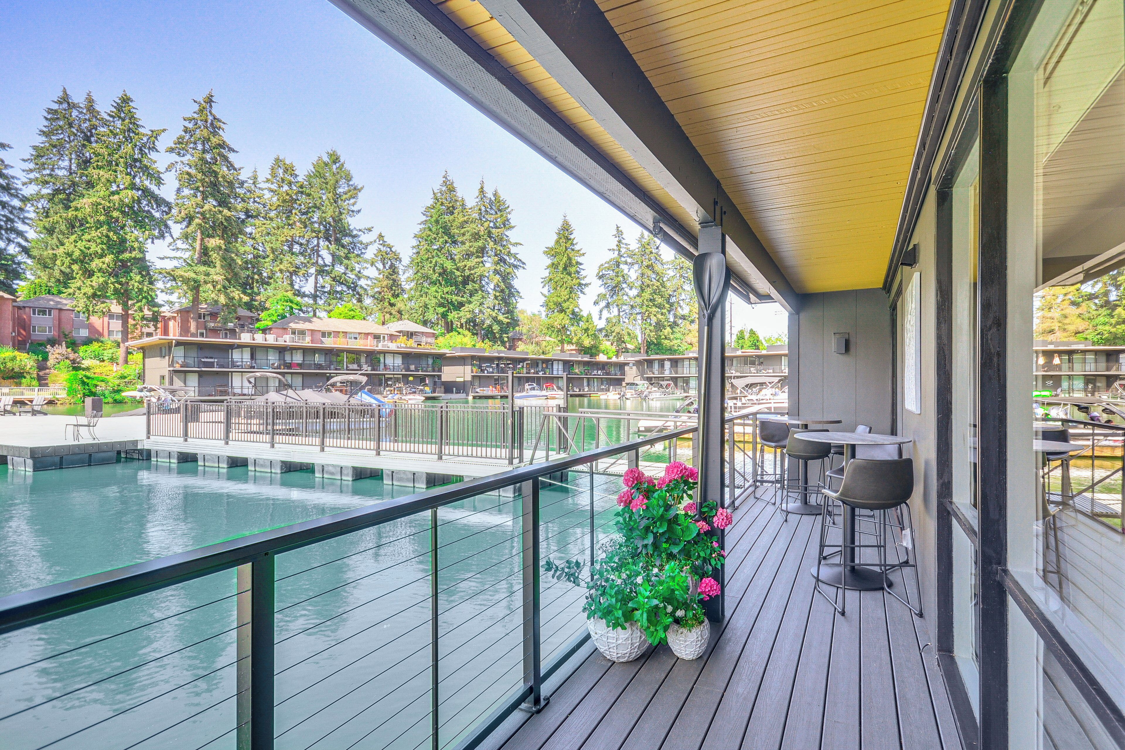 Lake Oswego Waterfront Condo w/ BBQ Grill & Dock!