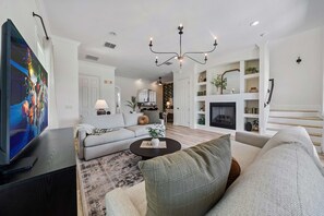 TV - 4BR Golf Views • Pool + Apartment • Near Disney (Reunion)