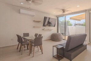 Casa familiare, 2 camere da letto, patio, vista piscina | Area soggiorno | Smart TV 50 pollici con canali via cavo