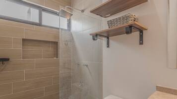 Casa familiar, 2 habitaciones, patio, vista a la alberca | Baño | Regadera, toallas, shampoo