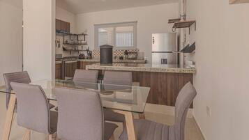 Family House, 2 Bedrooms, Patio, Pool View | Dining room