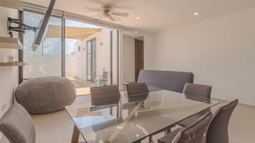 Casa familiar, 2 habitaciones, patio, vista a la alberca | Comedor
