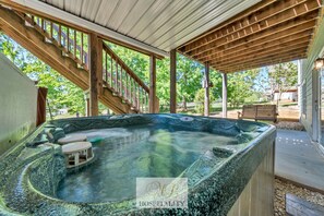 Outdoor spa tub - 1066 Joffrey - 3 Bedroom Home 1st Fairway at Mariners SML (Bedford County)