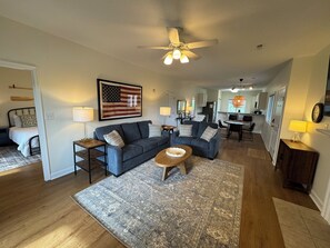 TV, fireplace, DVD player - MV37 Corner Waterfront Mariners: 2 Bedroom (Bedford County)