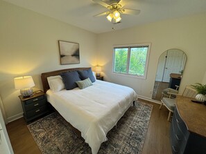 2 bedrooms, WiFi, bed sheets - MV37 Corner Waterfront Mariners: 2 Bedroom (Bedford County)