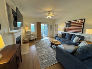 TV, fireplace, DVD player - MV37 Corner Waterfront Mariners: 2 Bedroom (Bedford County)