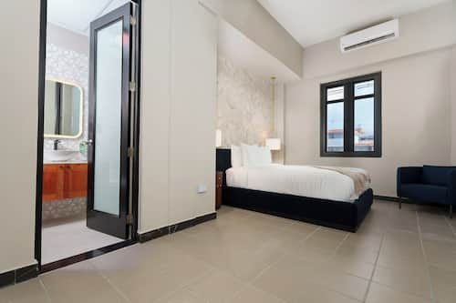 Deluxe Suite | 1 bedroom, premium bedding, blackout drapes, iron/ironing board