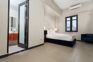 Deluxe Suite | 1 bedroom, premium bedding, blackout drapes, iron/ironing board