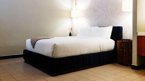 Queen Interior | 1 bedroom, premium bedding, blackout drapes - The Oliver Hotel - Adults Only (San Juan)