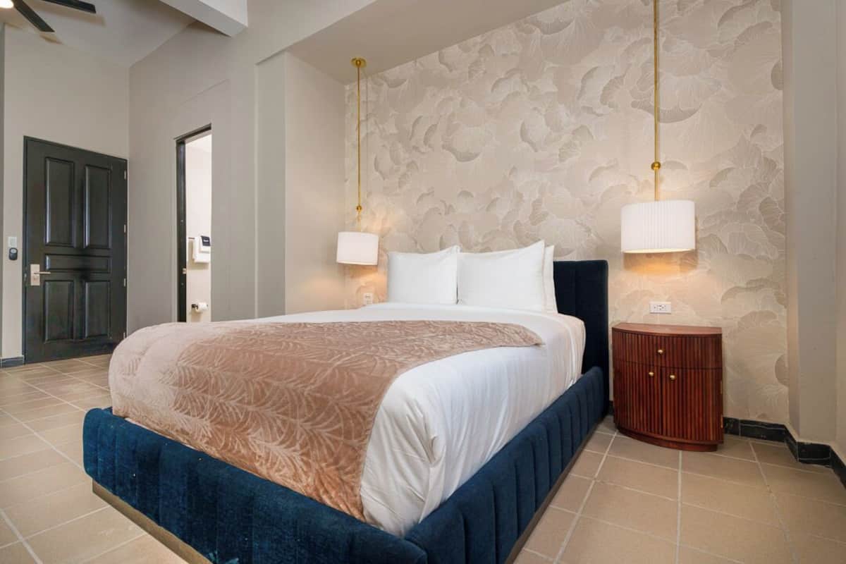 Deluxe Suite | 1 bedroom, premium bedding, blackout curtains, iron/ironing board