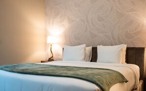 Suite Junior (with Sky Light Shower) | 1 chambre, literie de qualité, rideaux d’obscurcissement
