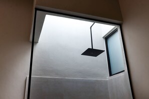 Suite – junior (with Sky Light Shower) | 1 soverom, sengetøy av topp kvalitet og blendingsgardiner