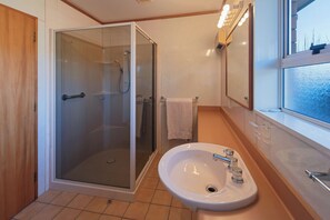 Dusche, Haartrockner, Handtücher, Toilettenpapier