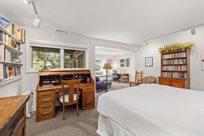 6 bedrooms, desk, iron/ironing board, free WiFi