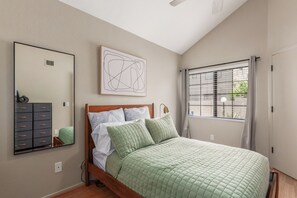 2 habitaciones, escritorio, tabla de planchar con plancha y wifi gratis 