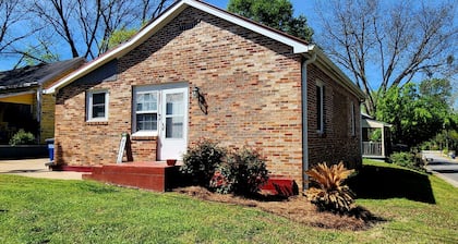 Charming Retreat 2 mi to UGA and Downtown