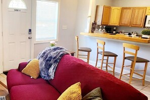 Living area - Charming Cute Convenient 2 mi to Downtown and UGA (Athens)