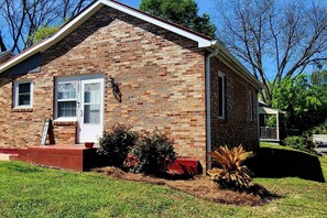 Exterior - Charming Cute Convenient 2 mi to Downtown and UGA (Athens)
