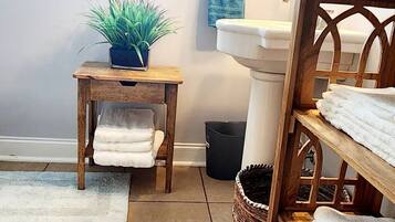 Dusche, Handtücher, Seife, Toilettenpapier