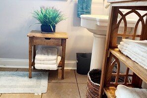 Shower, towels, soap, toilet paper - Charming Cute Convenient 2 mi to Downtown and UGA (Athens)