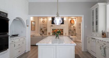 Spacious 6-bedroom house with WiFi, AC in marvelous Homestead.