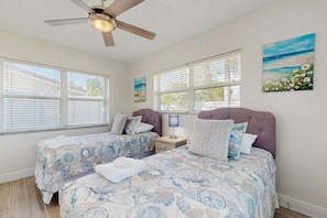 3 bedrooms, iron/ironing board, Internet, bed sheets - Beautiful & airy dog-friendly home near the beach with private pool, yard, grill (Pompano Beach)