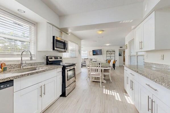 Fridge, microwave, oven, stovetop - Beautiful & airy dog-friendly home near the beach with private pool, yard, grill (Pompano Beach)