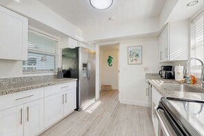 Køleskab, mikrobølgeovn, ovn, kogeplade