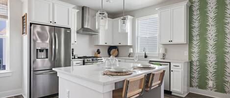 ثلاجة، ميكروويف، فرن، موقد طهي مسطح