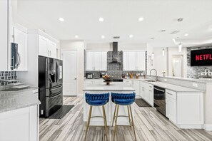 Kjøleskap, mikrobølgeovn, ovn og kokeplater