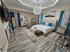 5 slaapkamers, een bureau, een strijkplank/strijkijzer, wifi