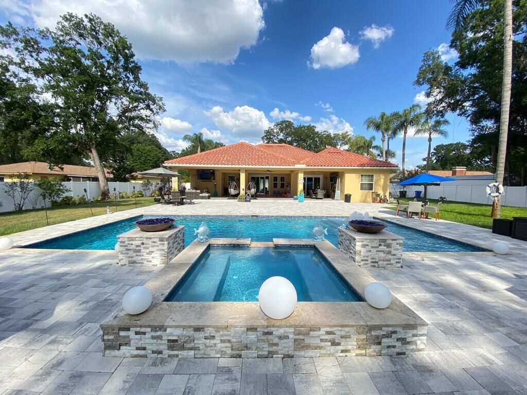 Una piscina al aire libre, una piscina climatizada