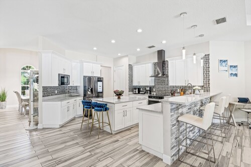 Spacious 5-bedroom house with WiFi, AC, Heated Pool and Jacuzzi in Central Tampa