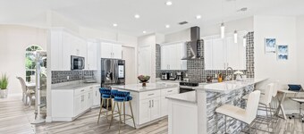 Spacious 5-bedroom house with WiFi, AC, Heated Pool and Jacuzzi in Central Tampa