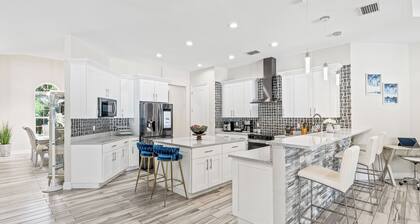 Spacious 5-bedroom house with WiFi, AC, Heated Pool and Jacuzzi in Central Tampa