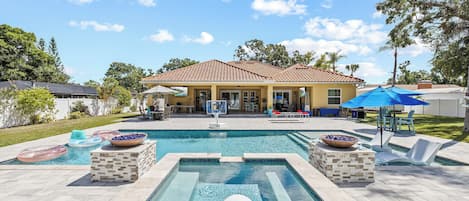 Utendørsbasseng og et oppvarmet basseng