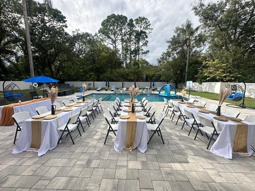 Spacious 5-bedroom house with WiFi, AC, Heated Pool and Jacuzzi in Central Tampa