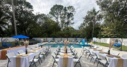 Spacious 5-bedroom house with WiFi, AC, Heated Pool and Jacuzzi in Central Tampa