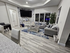 Smart-tv, een open haard, een tafeltennistafel en een stereo